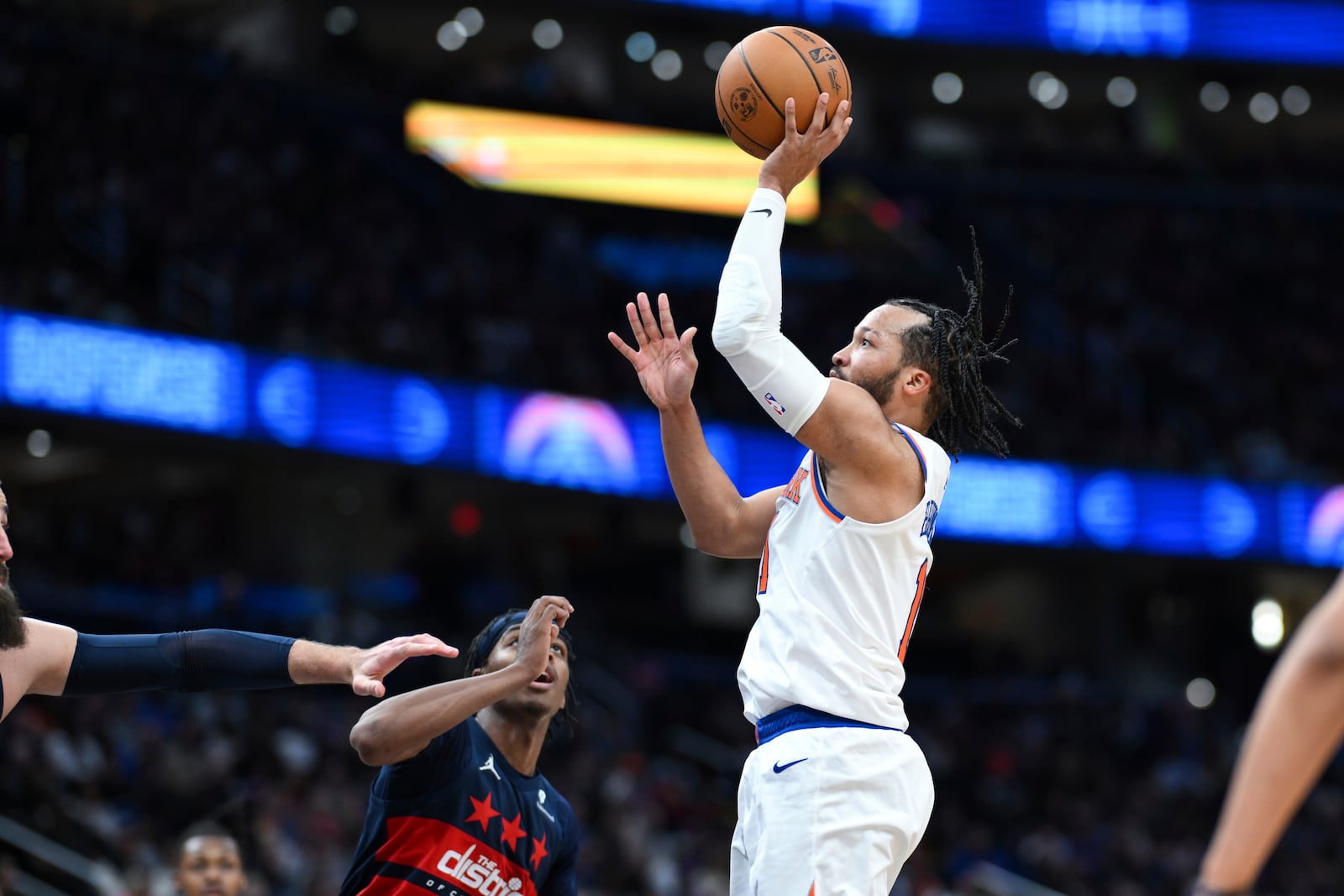 New York Knicks guard Jalen Brunson, center right, looks to shoot a jump shot during the second half of an NBA basketball game against the New York Knicks, Saturday, Dec. 28, 2024, in Washington. (AP Photo/Terrance Williams)