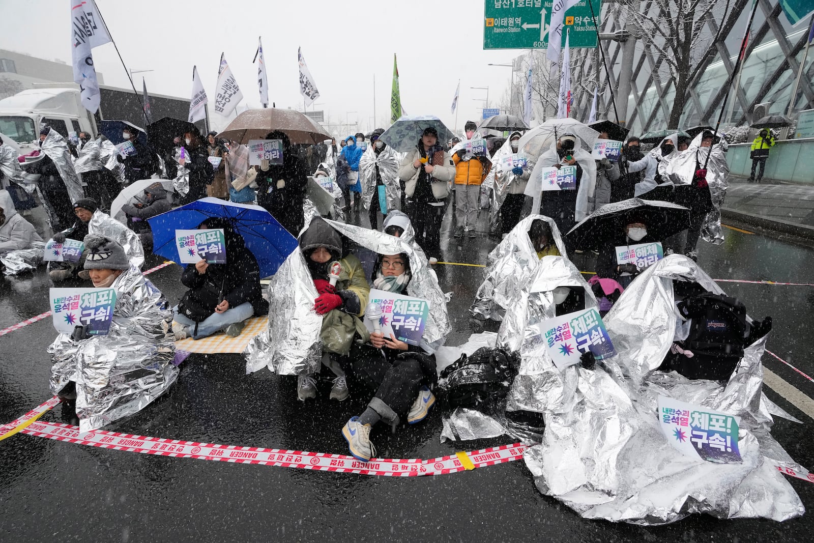 Protesters attend a rally demanding the arrest of impeached South Korean President Yoon Suk Yeol near the presidential residence in Seoul, South Korea, Sunday, Jan. 5, 2025. (AP Photo/Ahn Young-joon)