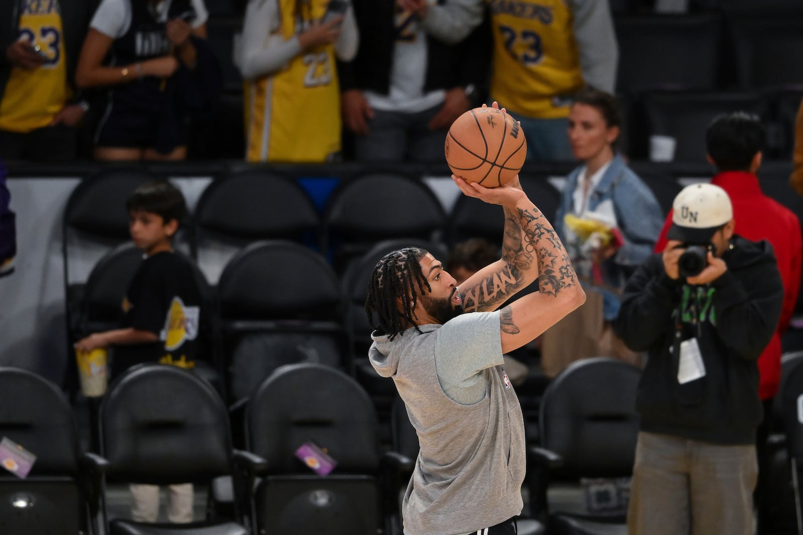 Dallas Mavericks forward Anthony Davis, center, warms up before an NBA basketball game against the Los Angeles Lakers, Tuesday, Feb. 25, 2025, in Los Angeles. (AP Photo/Kyunsung Gong)