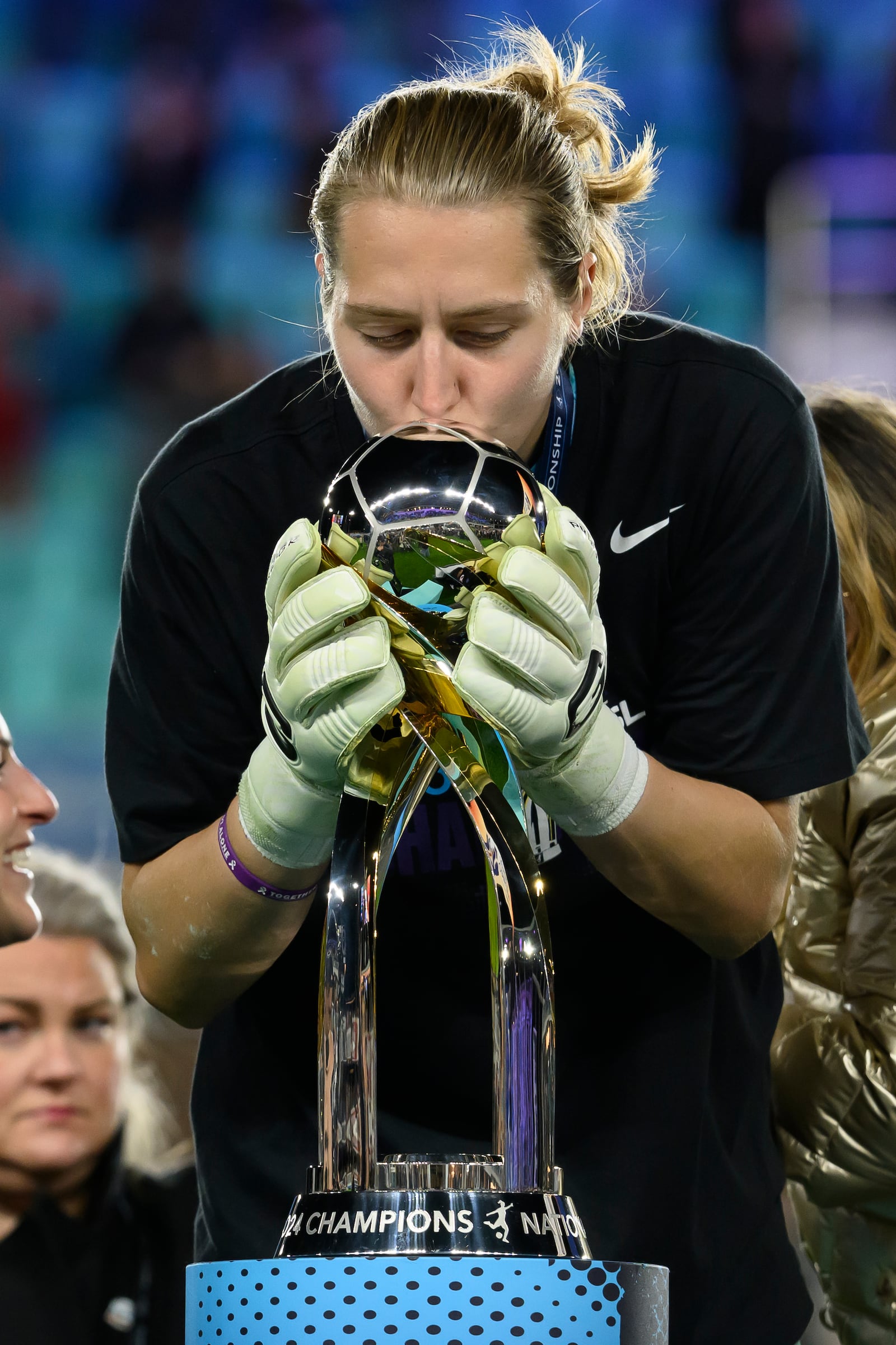 Orlando Pride goalkeeper Anna Moorhouse kisses the trophy after the team defeated the Washington Spirit in the NWSL championship soccer game at CPKC Stadium, Saturday, Nov. 23, 2024, in Kansas City, Mo. (AP Photo/Reed Hoffmann)