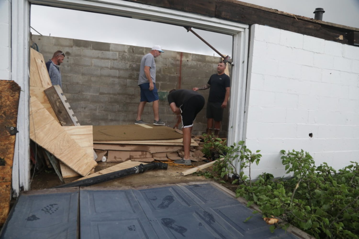 Clean up after tornado near Springfield