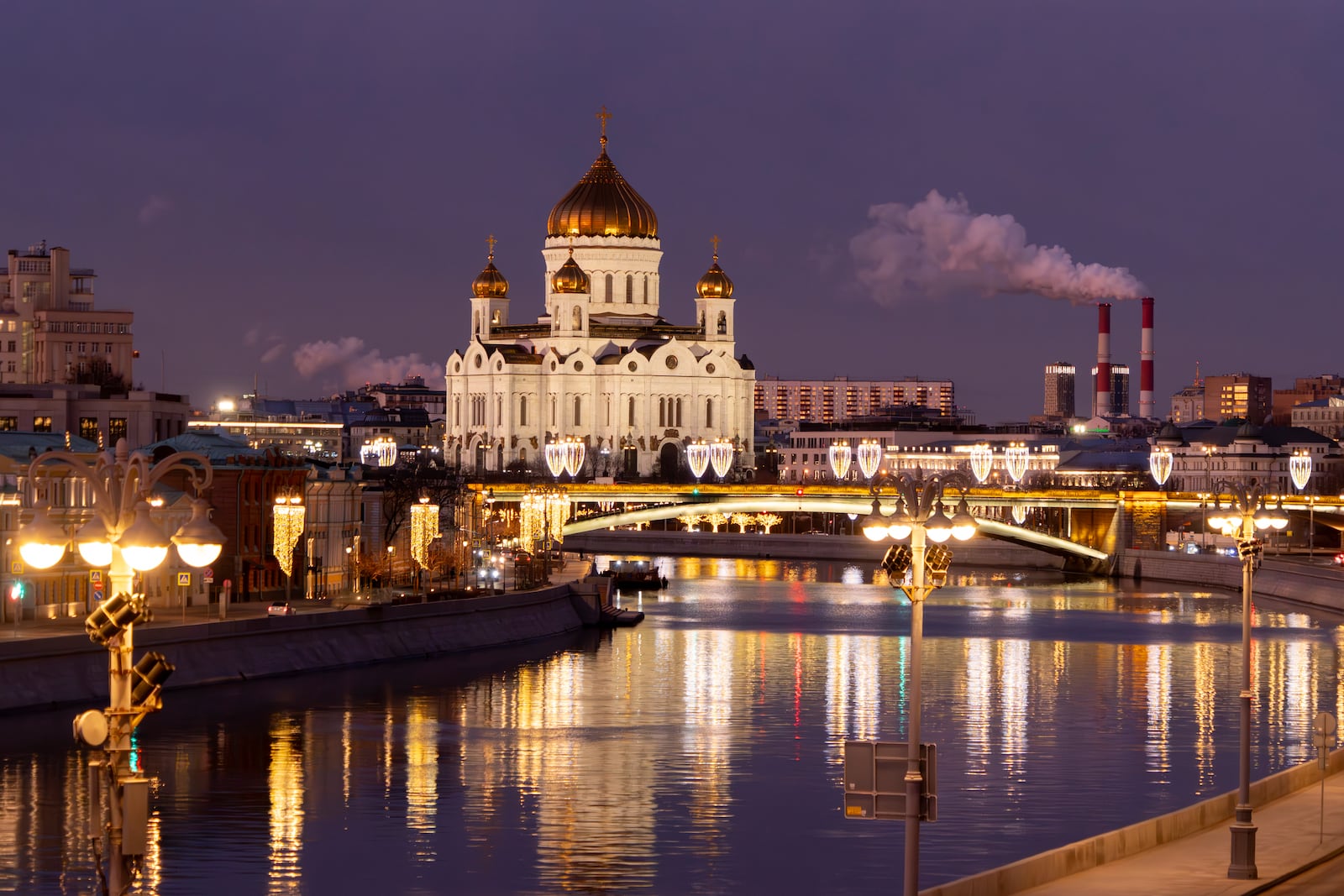 FILE - The Moscow River and its embankment are seen without a normal covering of ice near Christ the Savior Cathedral, center, before dawn in Moscow, Russia, on Jan. 21, 2025. (AP Photo/Alexander Zemlianichenko, File)