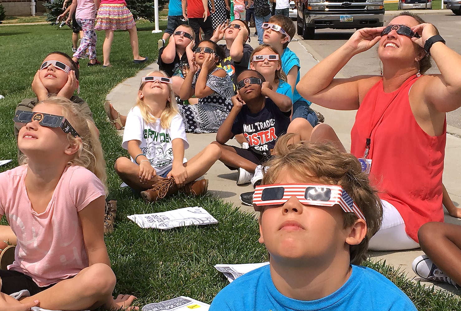 Springfield Students Watch Solar Eclipse