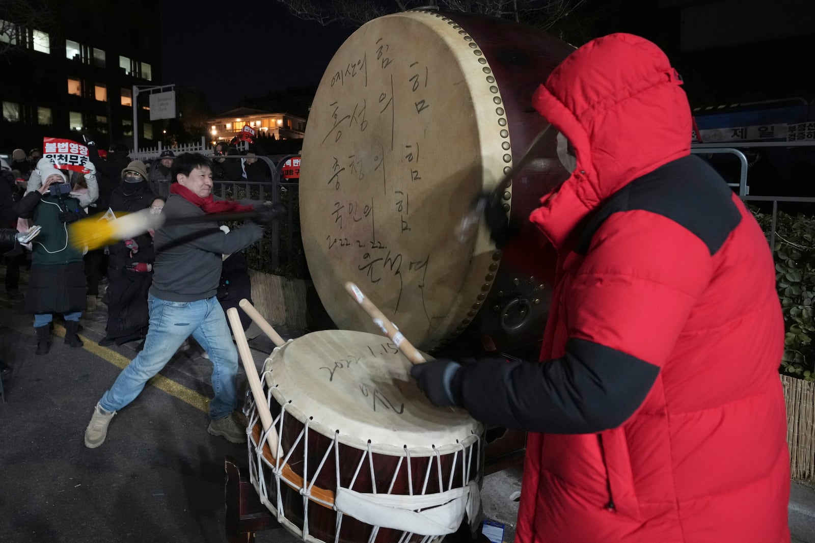 Supporters of impeached South Korean President Yoon Suk Yeol stage a rally to oppose a court having issued a warrant to detain Yoon, as police offices stand guard near the presidential residence in Seoul, South Korea, Friday, Jan. 3, 2025. (AP Photo/Lee Jin-man)