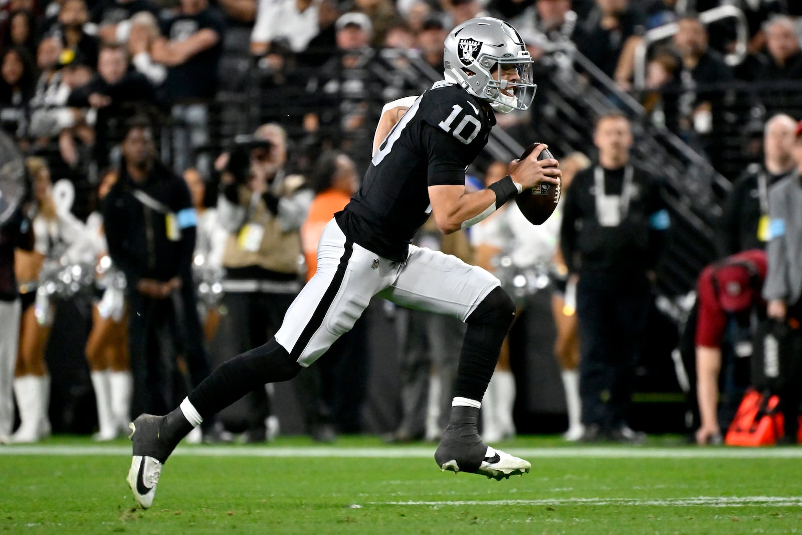 Las Vegas Raiders quarterback Desmond Ridder (10) runs the ball against the Atlanta Falcons during the first half of an NFL football game, Monday, Dec. 16, 2024, in Las Vegas. (AP Photo/David Becker)