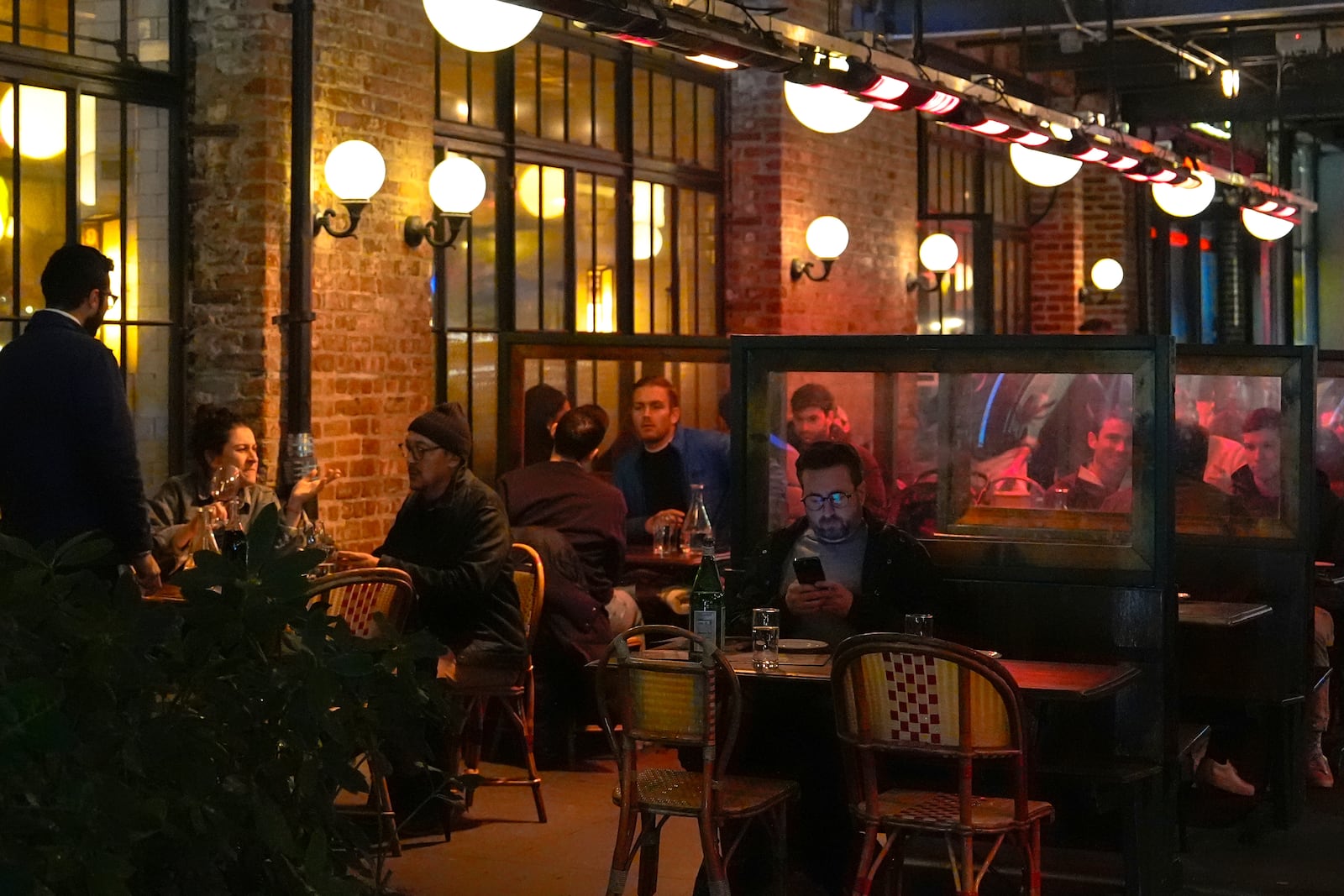 Diners eat at a restaurant in the Meatpacking District of Manhattan, Friday, Nov. 22, 2024, in New York. (AP Photo/Julia Demaree Nikhinson)