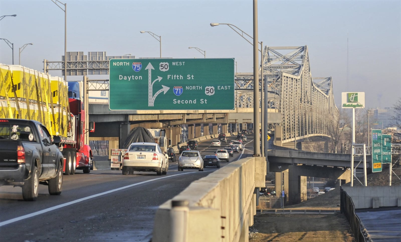 Interstate 71/75 traffic travels over the Brent Spence Bridge and the Ohio River from Kentucky into Ohio. MICHAEL D. PITMAN/STAFF