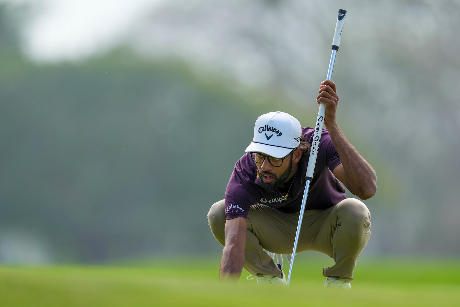 Akshay Bhatia, of the United States, lines up his putt on the 15th green during the second round of the Mexico Open golf tournament in Puerto Vallarta, Mexico, Friday, Feb. 21, 2025. (AP Photo/Fernando Llano)