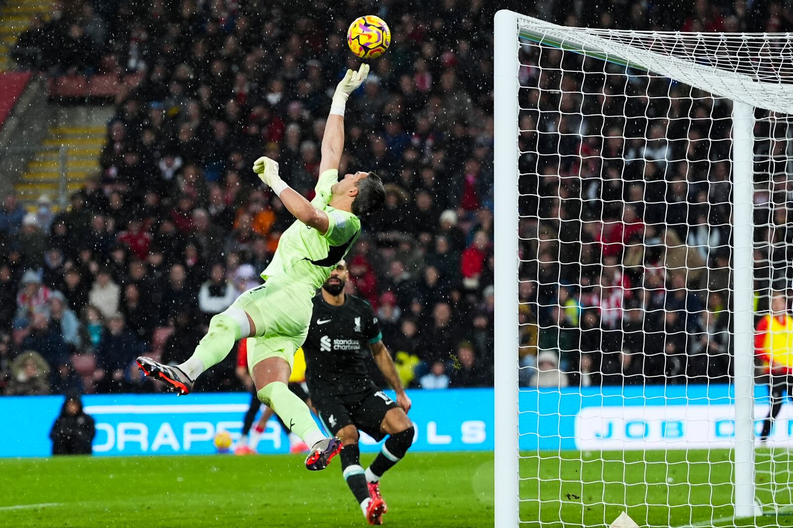 Southampton's goalkeeper Alex McCarthy saves during the English Premier League soccer match between Southampton and Liverpool in Southampton, England, Sunday, Nov. 24, 2024. (AP Photo/Sean Ryan)