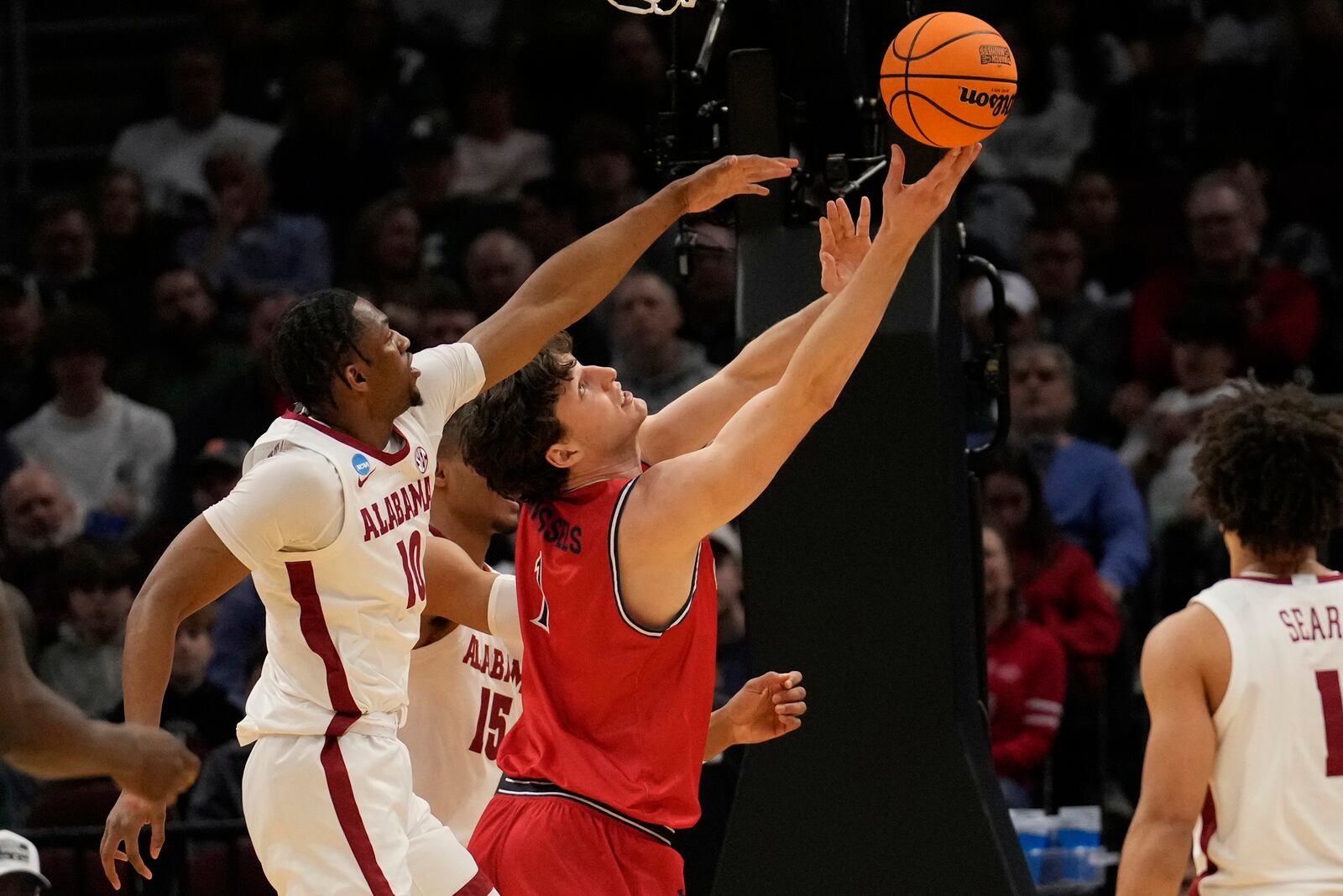 Saint Mary's center Harry Wessels (1) shoots in front of Alabama forward Mouhamed Dioubate (10) in the first half in the second round of the NCAA college basketball tournament, Sunday, March 23, 2025, in Cleveland. (AP Photo/Sue Ogrocki)