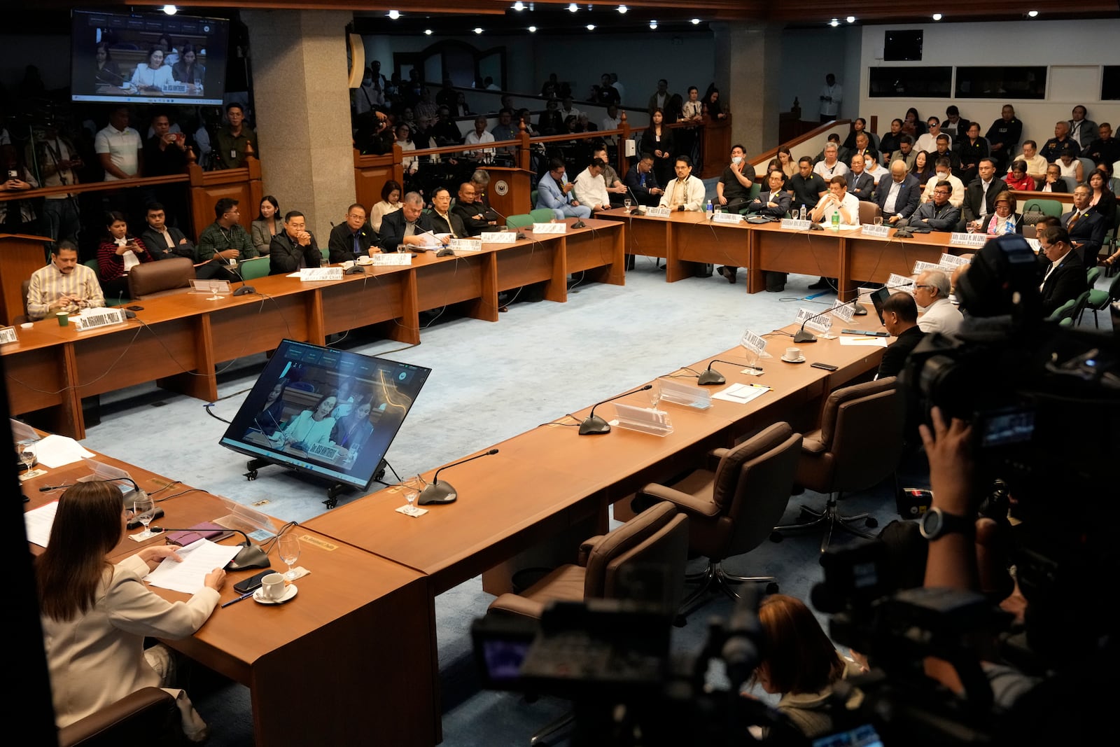 Senator Risa Hontiveros, left, asks questions during a senate investigation on the war on the drugs during the administration of former Philippine President Rodrigo Duterte at the Philippine Senate Monday, Oct. 28, 2024, in Manila, Philippines. (AP Photo/Aaron Favila)