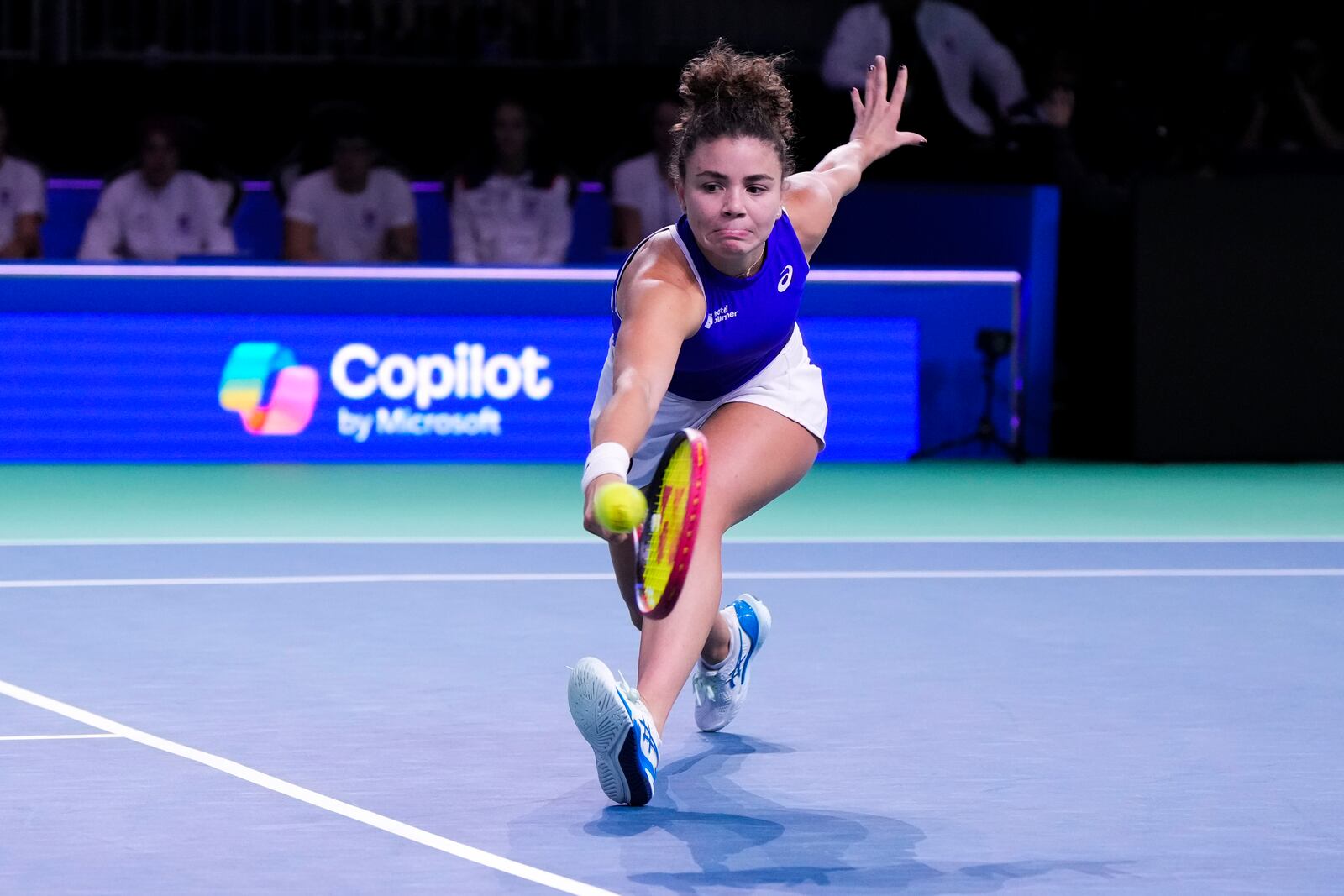 Italy's Jasmine Paolini returns the ball to Slovakia's Rebecca Sramkova during the Billie Jean King Cup final at the Martin Carpena Sports Hall in Malaga, southern Spain, on Wednesday, Nov. 20, 2024. (AP Photo/Manu Fernandez)