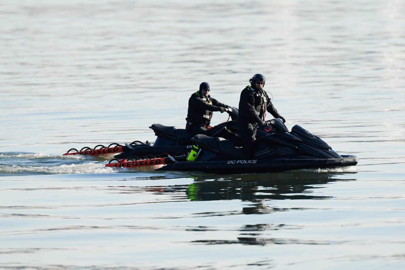 Search and rescue efforts are seen around a wreckage site in the Potomac River from Ronald Reagan Washington National Airport, early Thursday morning, Jan. 30, 2025, in Arlington, Va. (AP Photo/Carolyn Kaster)