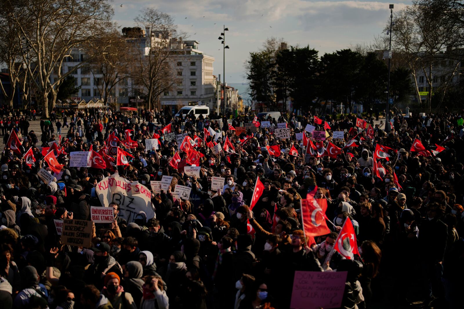 University students protest against the arrest of Istanbul's Mayor Ekrem Imamoglu, in Istanbul, Turkey, Friday, March 21, 2025. (AP Photo/Emrah Gurel)