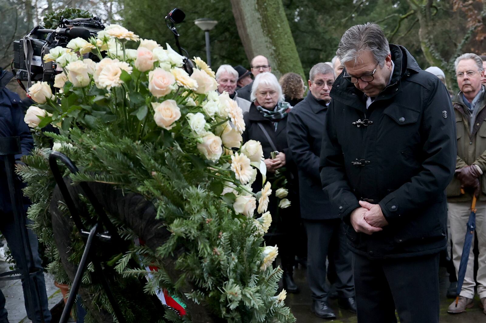 Juergen Herzing, Lord Mayor of Aschaffenburg, bows his head after laying a wreath in Aschaffenburg, Germany, Thursday, Jan. 23, 2025 following the fatal attack in a park. (Daniel Loeb/dpa via AP)