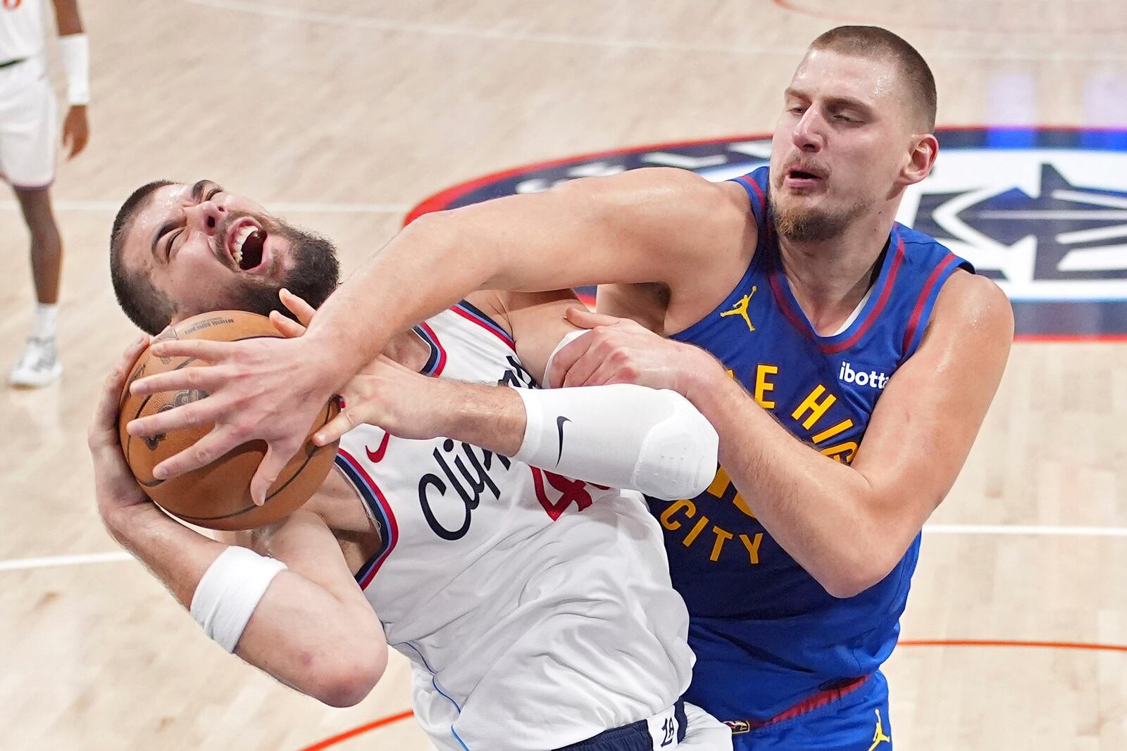 Denver Nuggets center Nikola Jokic, right, ties up Los Angeles Clippers center Ivica Zubac as Zubac tries to shoot during the first half of an NBA basketball game, Sunday, Dec. 1, 2024, in Inglewood, Calif. (AP Photo/Mark J. Terrill)