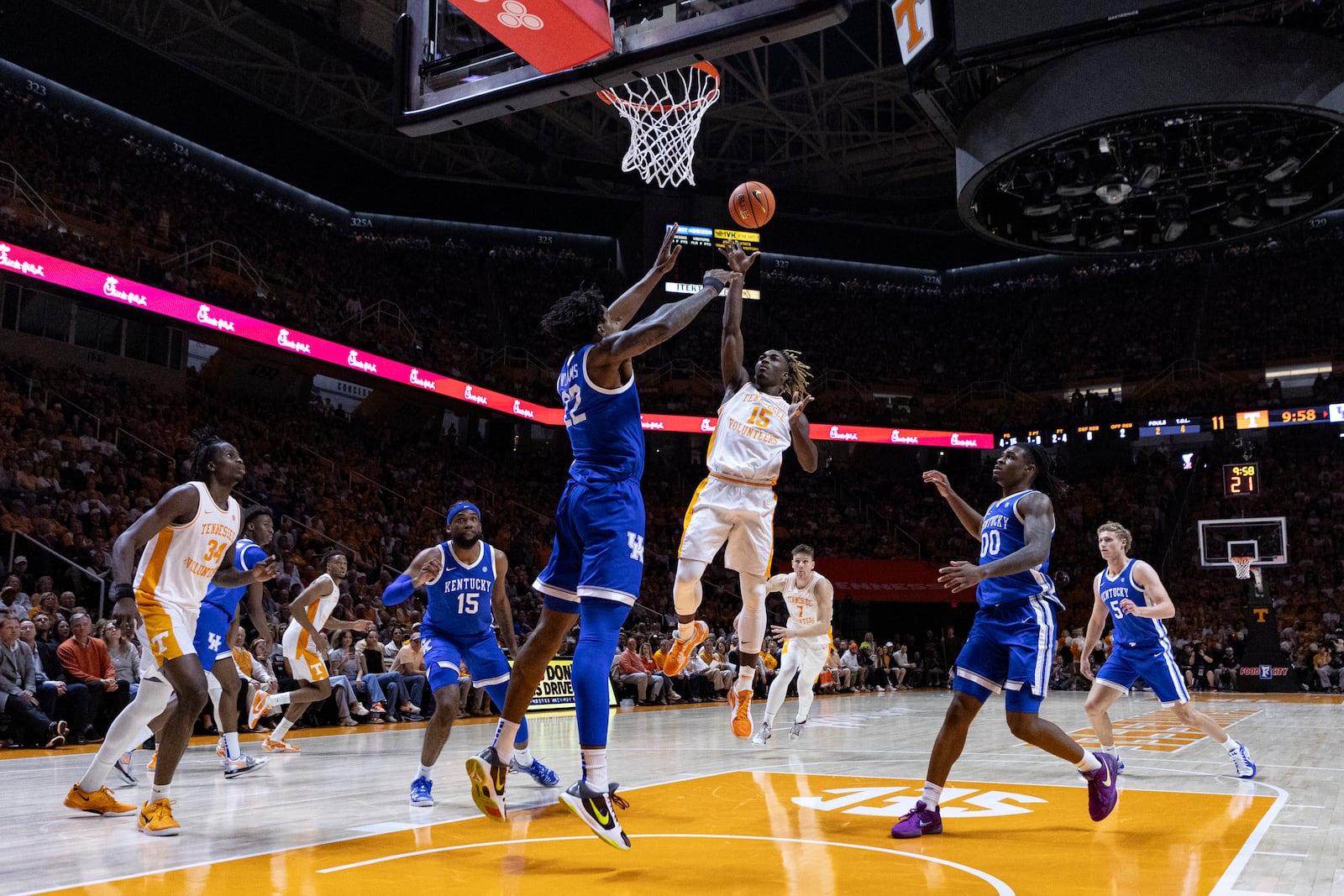 Tennessee guard Jahmai Mashack (15) shoots over Kentucky center Amari Williams during the first half of an NCAA college basketball game, Tuesday, Jan. 28, 2025, in Knoxville, Tenn. (AP Photo/Wade Payne)