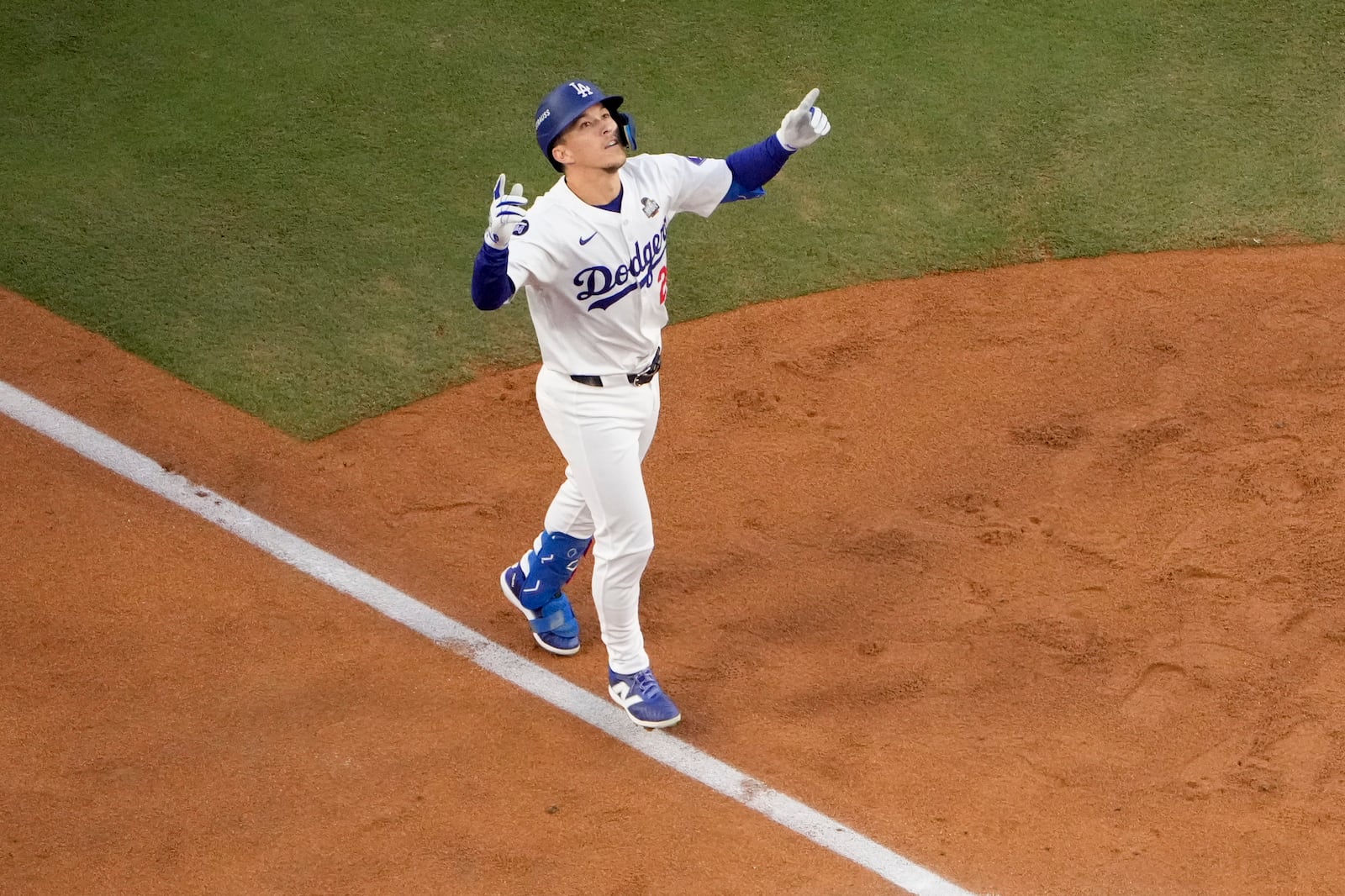 Los Angeles Dodgers' Tommy Edman celebrates as he reaches home plate after his solo home run during the second inning in Game 2 of the baseball World Series against the New York Yankees, Saturday, Oct. 26, 2024, in Los Angeles. (AP Photo/Mark J. Terrill)