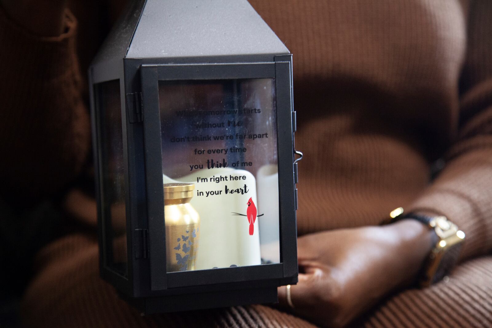 Doneysha Smith, mother of baby Lux Siloam, holds a memorial lantern with his ashes at her home in Sherwood, Arkansas, Tuesday, Feb. 11, 2025. After being stillborn at 18 weeks, Lux's body was stolen and sold to traffickers in two states, prompting an FBI investigation. A proposed law, known as Lux's Law, would prohibit the sale of dead bodies that were intended to be cremated or buried and establish penalties in Arkansas. (AP Photo/Katie Adkins)