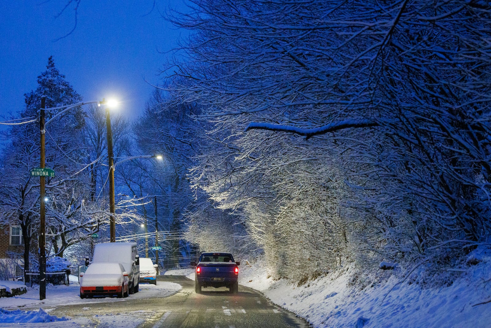 Snow falls along Gypsy Lane in the East Falls section of Philadelphia, Wednesday, Feb. 12, 2025. (Alejandro A. Alvarez/The Philadelphia Inquirer via AP)