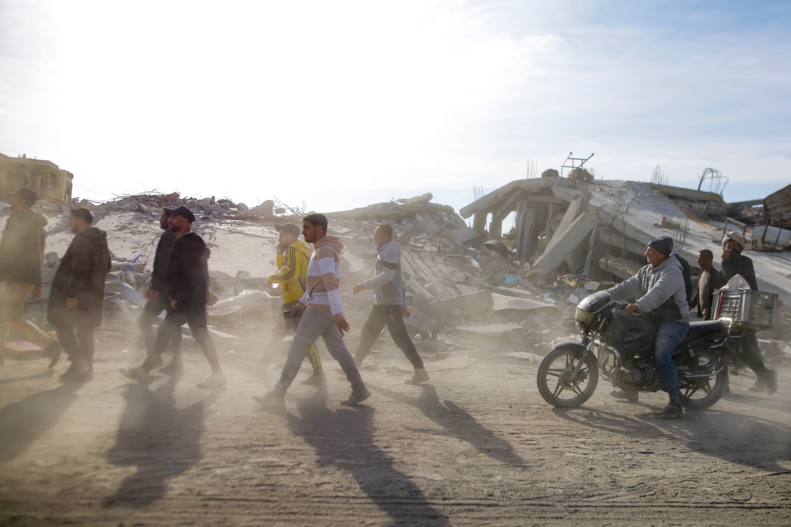 Displaced Palestinians leave parts of Khan Younis as they go back to their homes in Rafah, following a ceasefire agreement between Hamas and Israel, Gaza Strip, Sunday, Jan. 19, 2025. (AP Photo/Jehad Alshrafi)