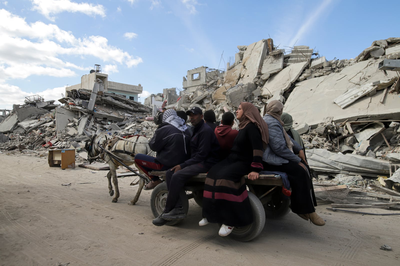 Displaced Palestinians return to Rafah, a day after the ceasefire deal between Israel and Hamas went into effect, Gaza Strip, Monday, Jan. 20, 2025. (AP Photo/Jehad Alshrafi)