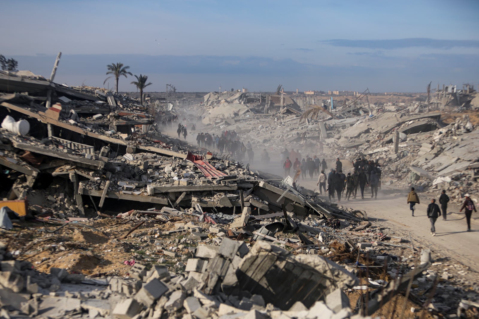 Displaced Palestinians leave parts of Khan Younis as they go back to their homes in Rafah, southern Gaza Strip, Sunday, Jan. 19, 2025. (AP Photo/Jehad Alshrafi)