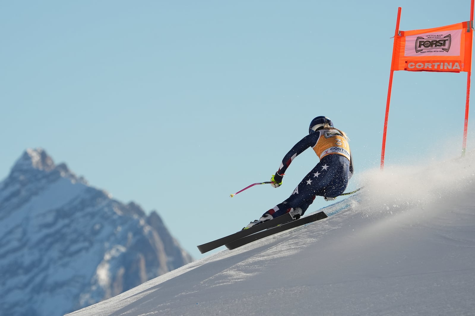 United States' Lindsey Vonn speeds down the course of an alpine ski, women's World Cup Super-G, in Cortina d'Ampezzo, Italy, Sunday, Jan. 19, 2025 (AP Photo/Giovanni Zenoni)