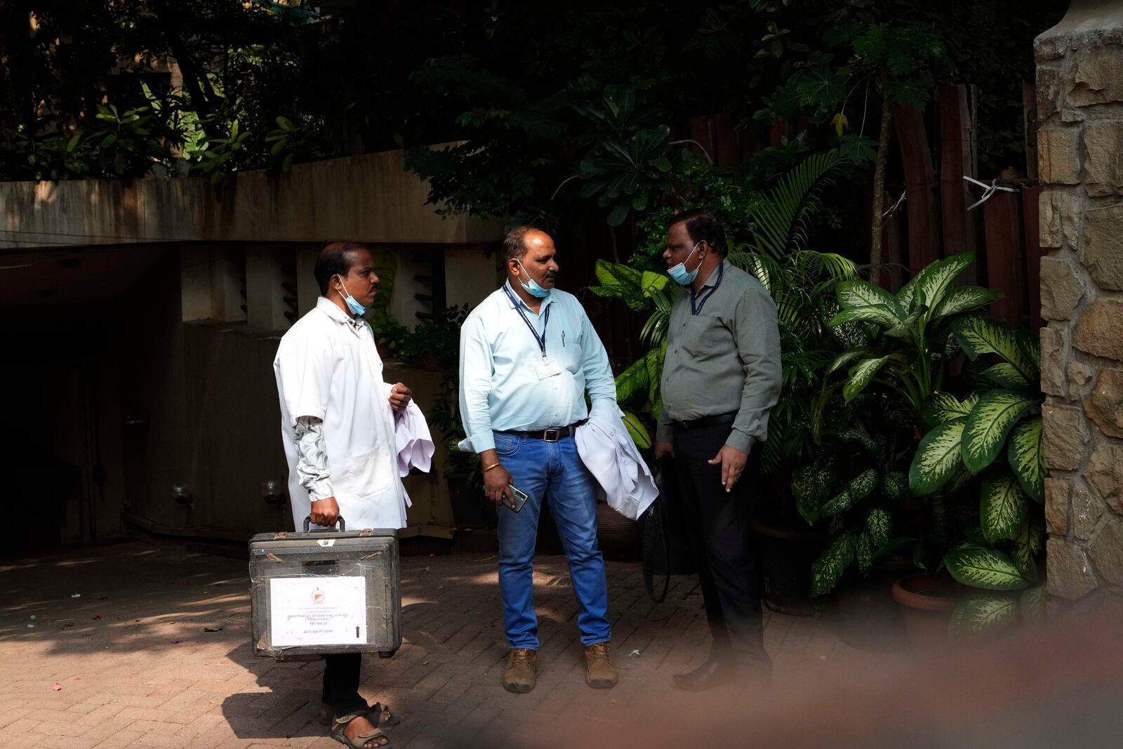 Forensic officials stand outside Bollywood actor Saif Ali Khan's residential building after he was operated for stab injuries following a scuffle with an intruder at his home in Mumbai, Thursday, Jan. 16, 2025.(AP Photo/Rajanish Kakade)