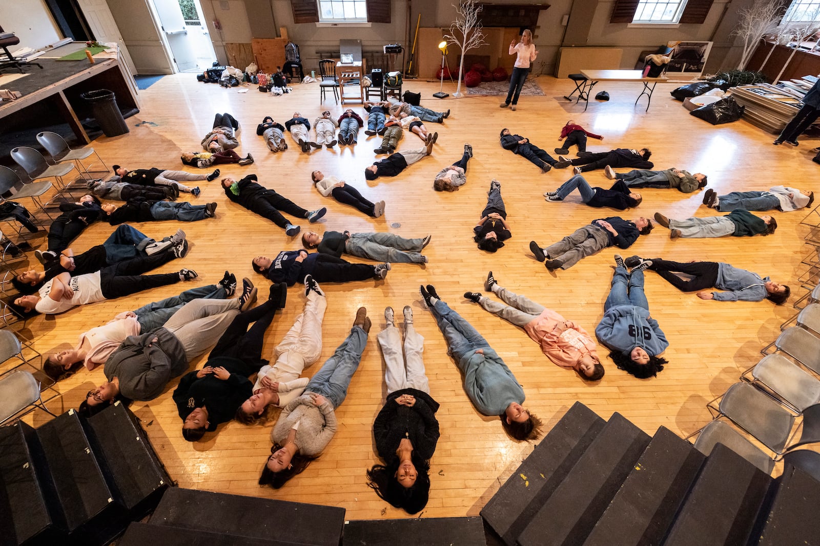 Students with the Theatre Palisades' youth theatre program participate in a master class with American actress and singer Kerry Butler after their theater was destroyed by the Palisades Fire, at the Saint Monica Preparatory's auditorium in Santa Monica, Calif., Sunday, Jan. 26, 2025.(AP Photo/Etienne Laurent)