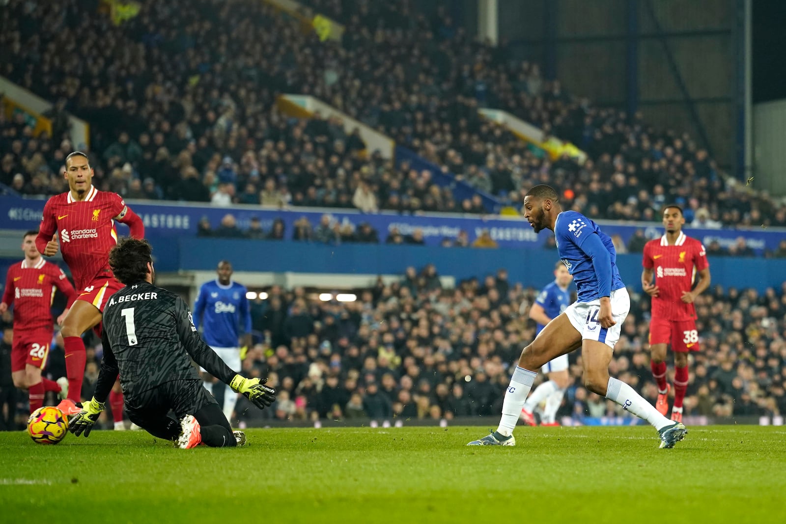 Everton's Beto, right, scores his side's opening goal during the English Premier League soccer match between Everton and Liverpool, Liverpool, England, Wednesday, Feb.12, 2025. (AP Photo/Dave Thompson)