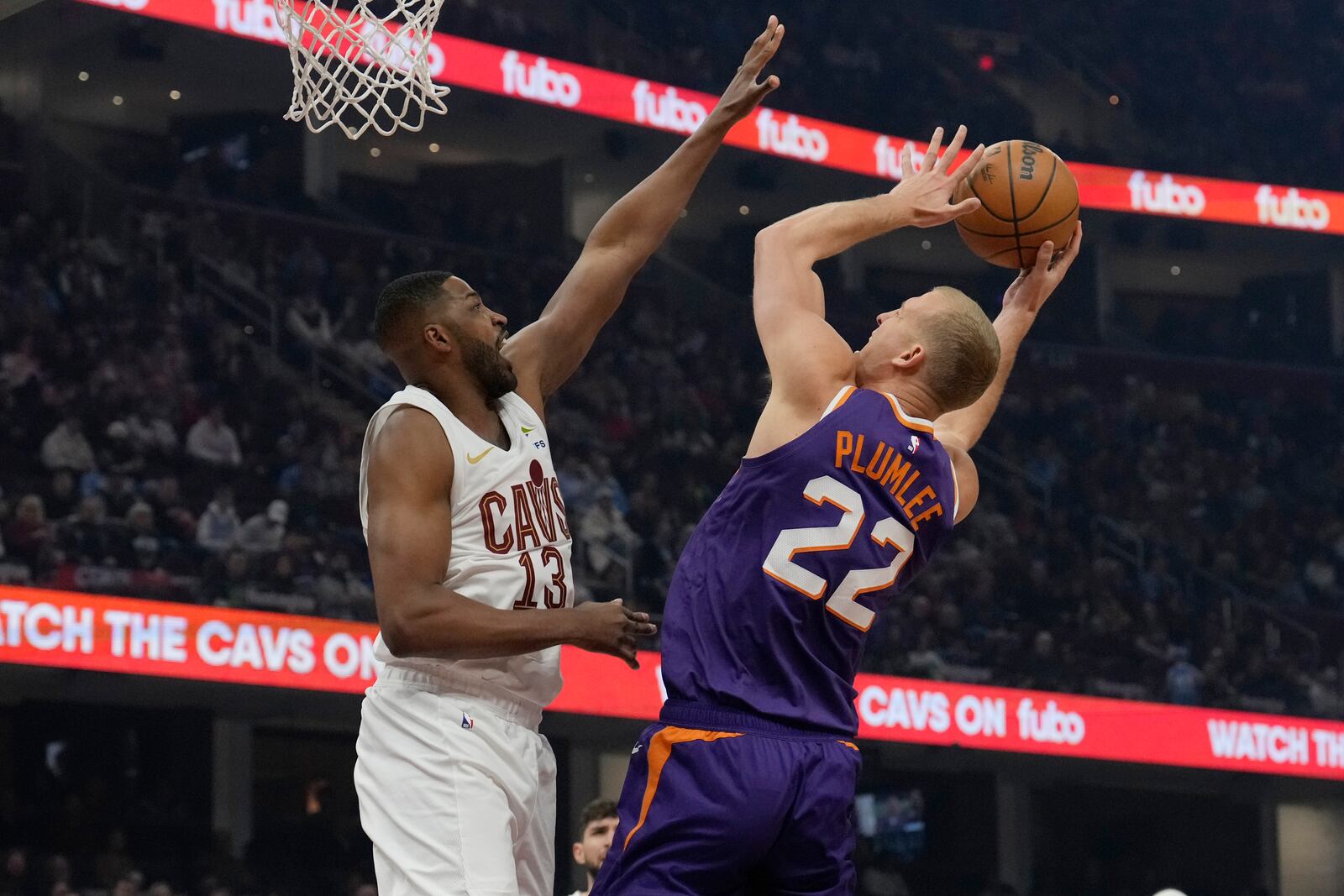 Phoenix Suns center Mason Plumlee (22) looks to shoot as Cleveland Cavaliers center Tristan Thompson (13) defends in the first half of an NBA basketball game, Monday, Jan. 20, 2025, in Cleveland. (AP Photo/Sue Ogrocki)