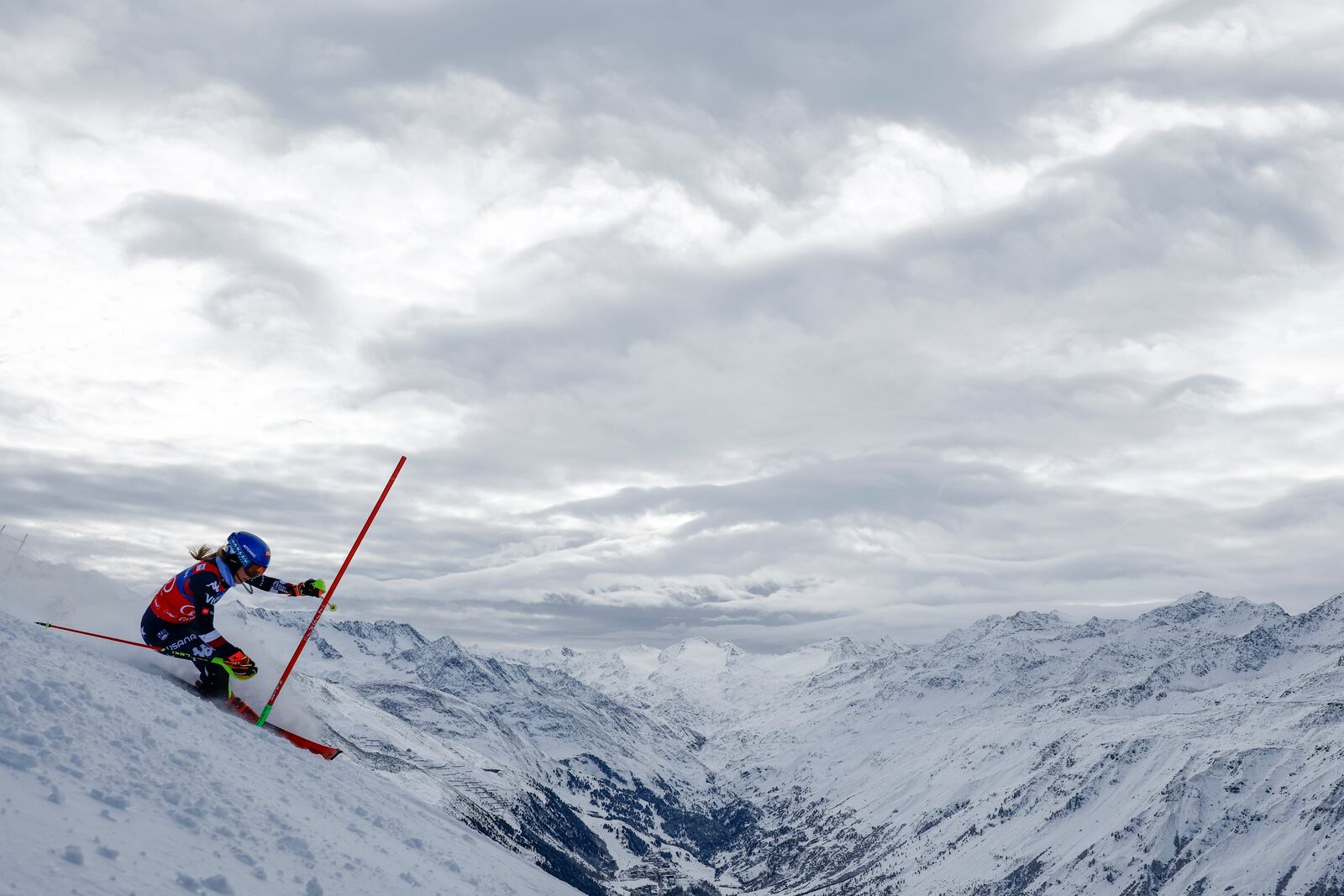 FILE - United States' Mikaela Shiffrin speeds down the course during an alpine ski, women's World Cup slalom, in Gurgl, Austria, Nov. 23, 2024. (AP Photo/Gabriele Facciotti, File)