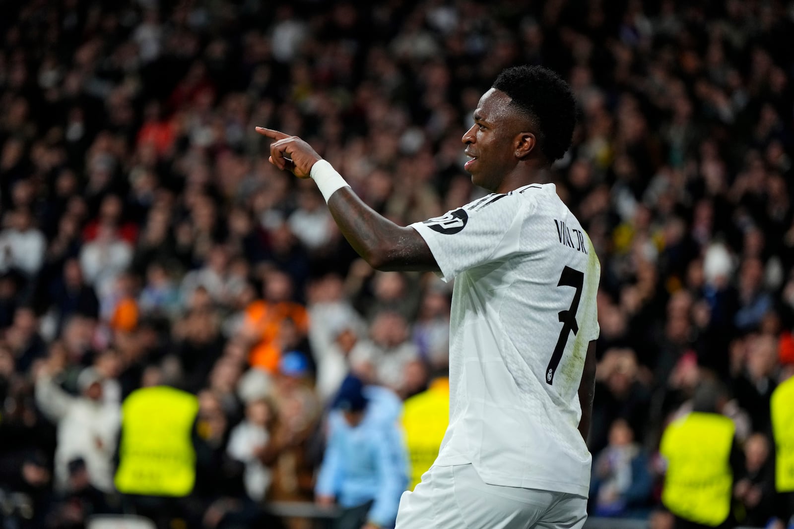 Real Madrid's Vinicius Junior celebrates after scoring his side's 5th goal during the Champions League opening phase soccer match between Real Madrid and FC Salzburg at the Santiago Bernabeu stadium in Madrid, Wednesday, Jan. 22, 2025. (AP Photo/Manu Fernandez)