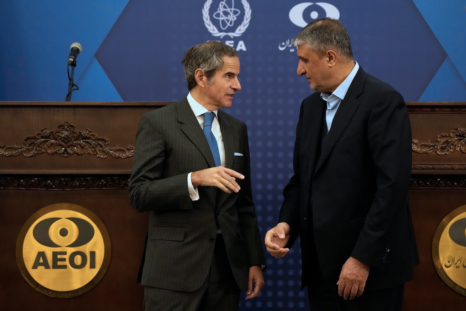 International Atomic Energy Agency, IAEA, Director General Rafael Mariano Grossi, left, talks with Iran's Atomic Energy Organization head Mohammad Eslami at the conclusion of their press conference in Tehran, Iran, Thursday, Nov. 14, 2024. (AP Photo/Vahid Salemi)