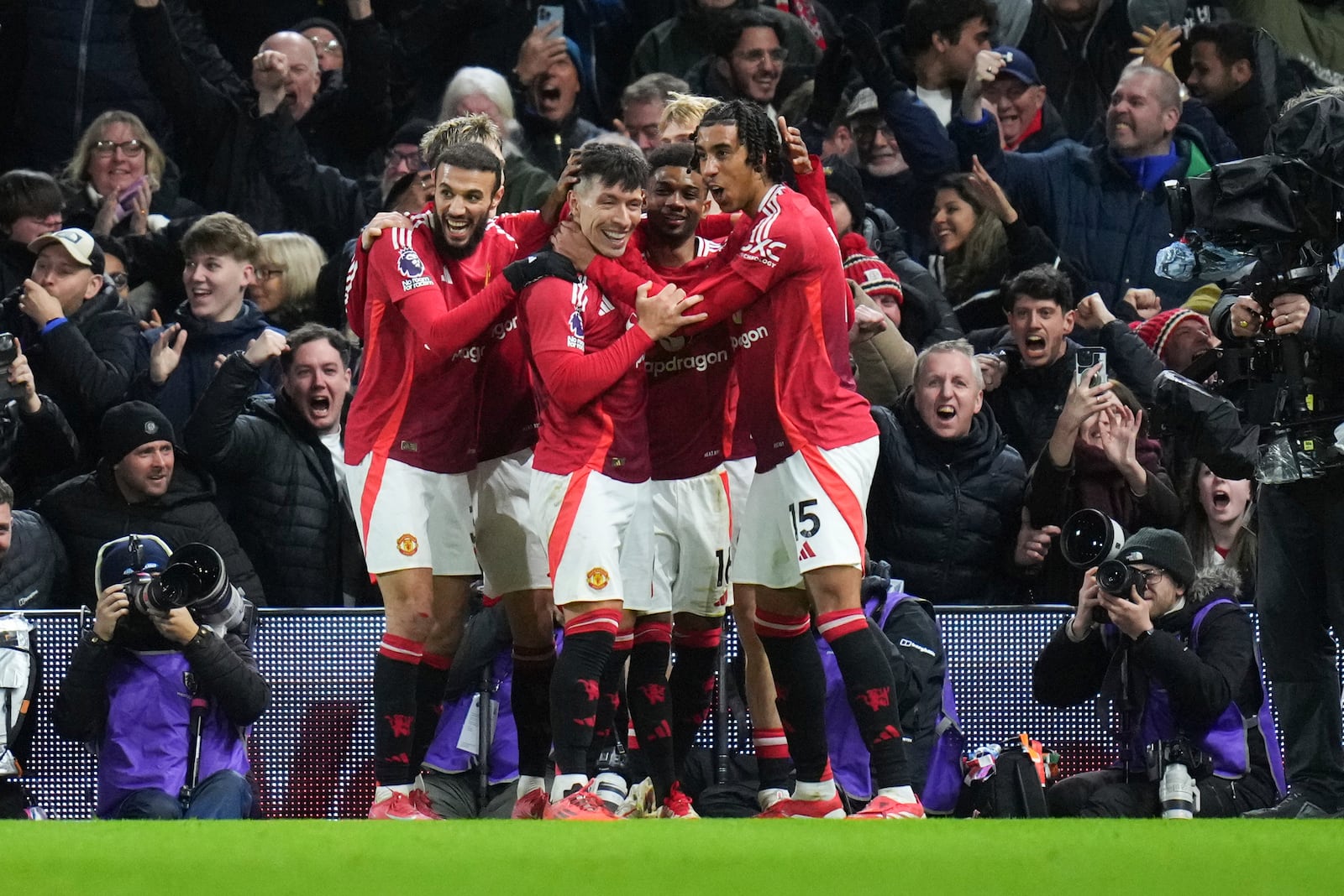 Manchester United's Lisandro Martinez, center, is congratulated after scoring his side's opening goal during the English Premier League soccer match between Fulham and Manchester United at Craven Cottage stadium in London, Sunday, Jan. 26, 2025. (AP Photo/Kirsty Wigglesworth)