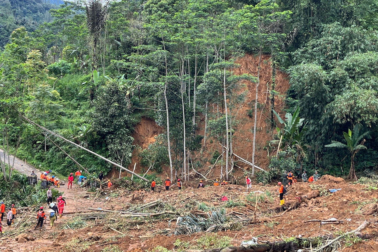 Rescuers search for victims at the site of a landslide in Pekalongan, Central Java, Indonesia, Thursday, Jan. 23, 2025. (AP Photo/Janaki DM)