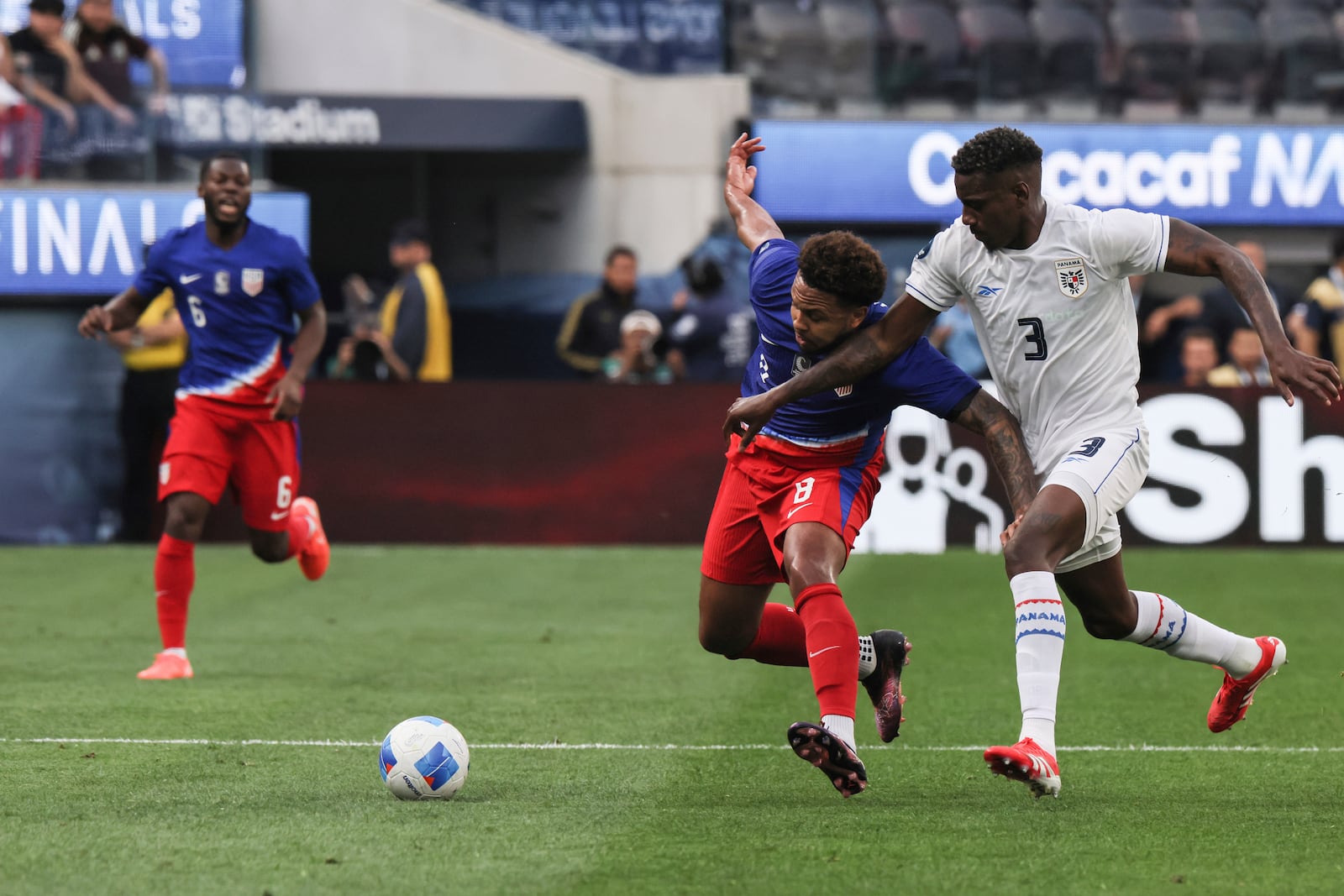 United States' Weston Mc Kennie, second from right, vies for the ball against Panama's Jose Cordoba Chambers (3) during the first half of a CONCACAF Nations League semifinal soccer match Thursday, March 20, 2025, in Inglewood, Calif. (AP Photo/Etienne Laurent)