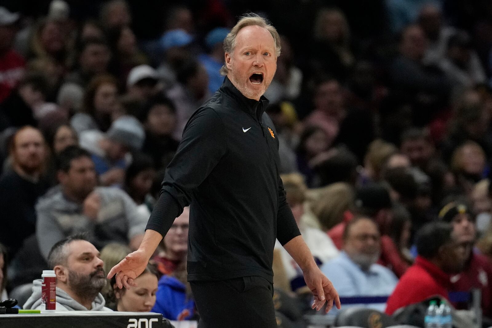 Phoenix Suns head coach Mike Budenholzer shouts in the second half of an NBA basketball game against the Cleveland Cavaliers, Monday, Jan. 20, 2025, in Cleveland. (AP Photo/Sue Ogrocki)