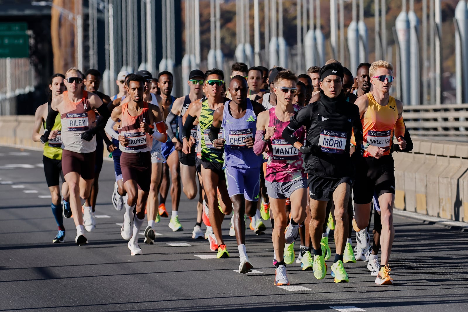 Yuma Morii, right center, of Japan, makes his way onto the Verrazzano Narrows bridge with runners in the men's elite division make their way from the start line during the New York City Marathon, Sunday, Nov. 3, 2024, in New York. (AP Photo/Eduardo Munoz Alvarez)