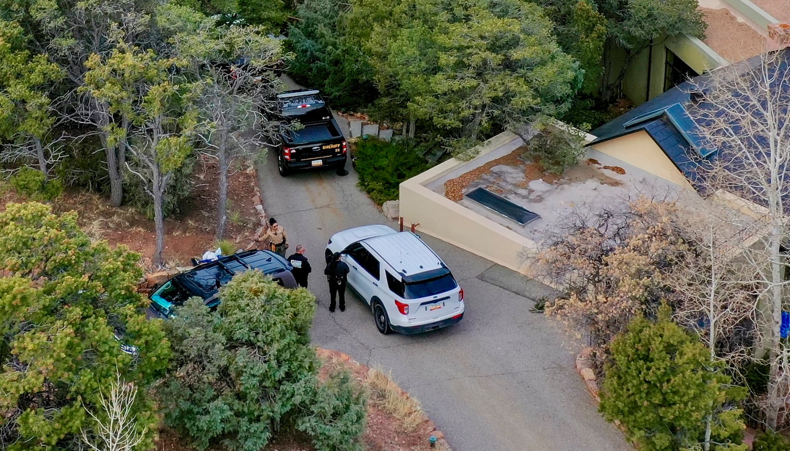 Santa Fe County deputies remain outside the house belonging to actor Gene Hackman and his wife Betsy Arakawa were earlier found dead, Thursday, Feb. 27, 2025 in Santa Fe, N.M. (AP Photo/Roberto E. Rosales)