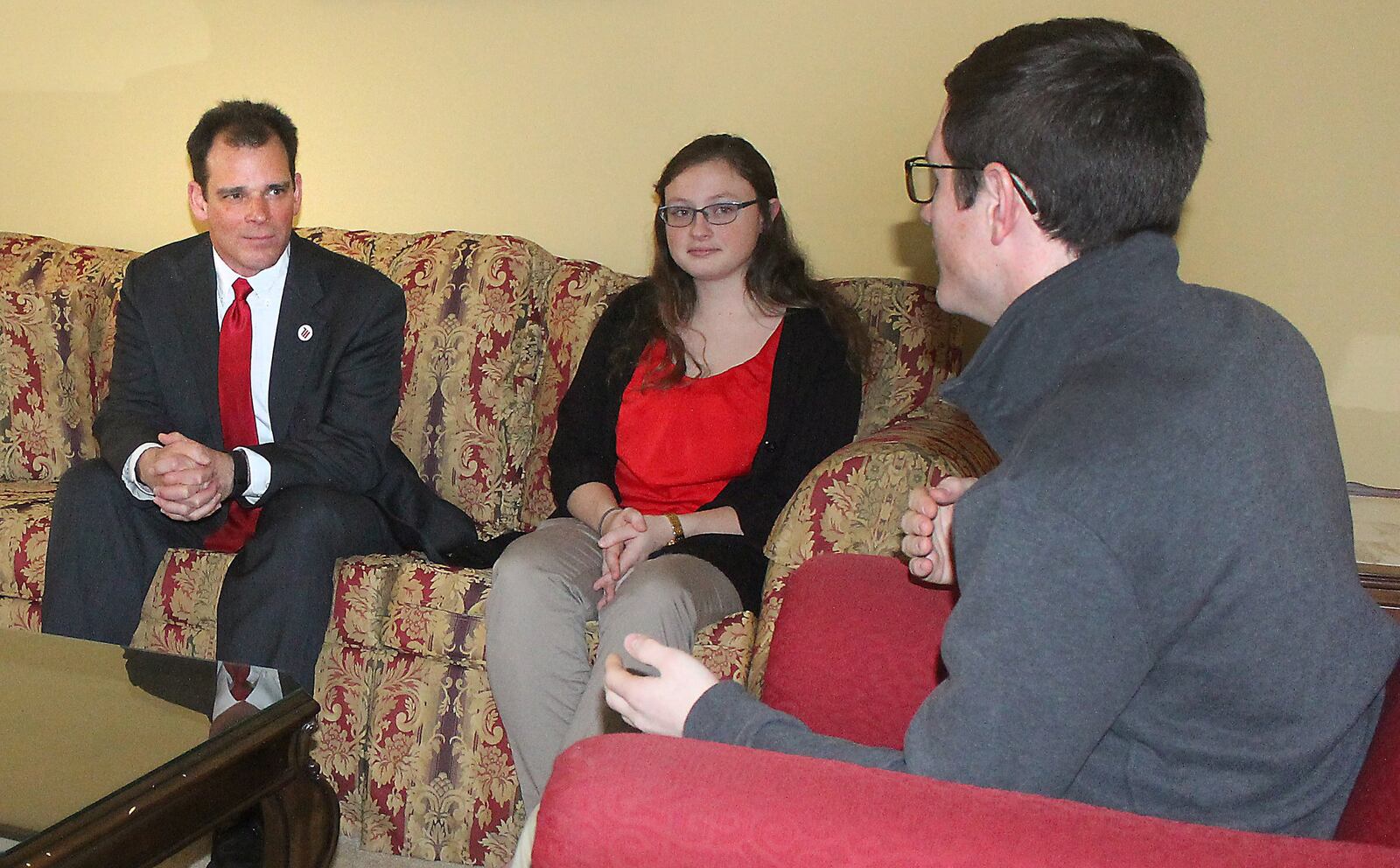 New Wittenberg University President, Michael Frandsen (left) meets with students Meghan Roderick and Casey Luther at the president’s home on campus. JEFF GUERINI/STAFF