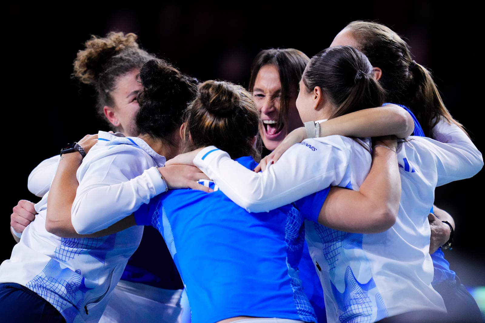 Italy tennis players celebrate after winning against Slovakia the Billie Jean King Cup final at the Martin Carpena Sports Hall in Malaga, southern Spain, on Wednesday, Nov. 20, 2024. (AP Photo/Manu Fernandez)