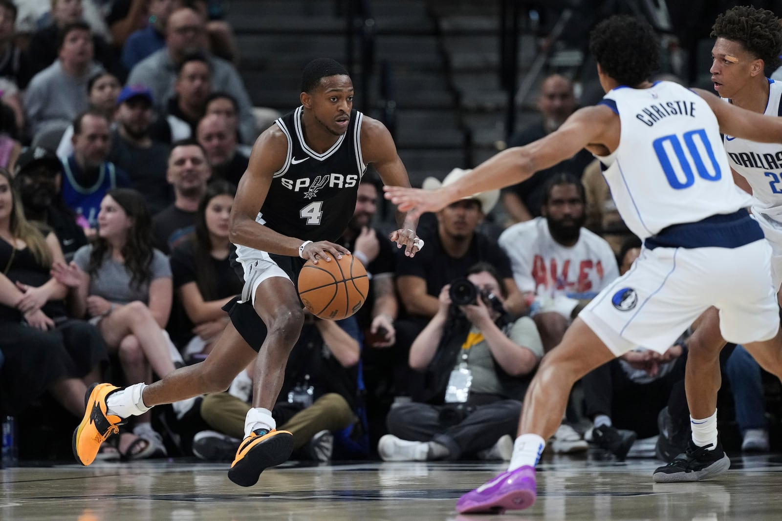 San Antonio Spurs guard De'Aaron Fox (4) drives against the Dallas Mavericks during the first half of an NBA basketball game in San Antonio, Monday, March 10, 2025. (AP Photo/Eric Gay)