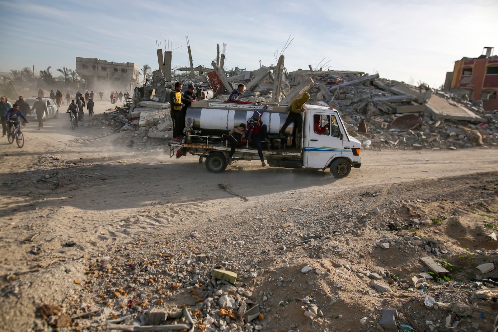 Displaced Palestinians leave parts of Khan Younis as they go back to their homes in Rafah, southern Gaza Strip, Sunday, Jan. 19, 2025. (AP Photo/Jehad Alshrafi)