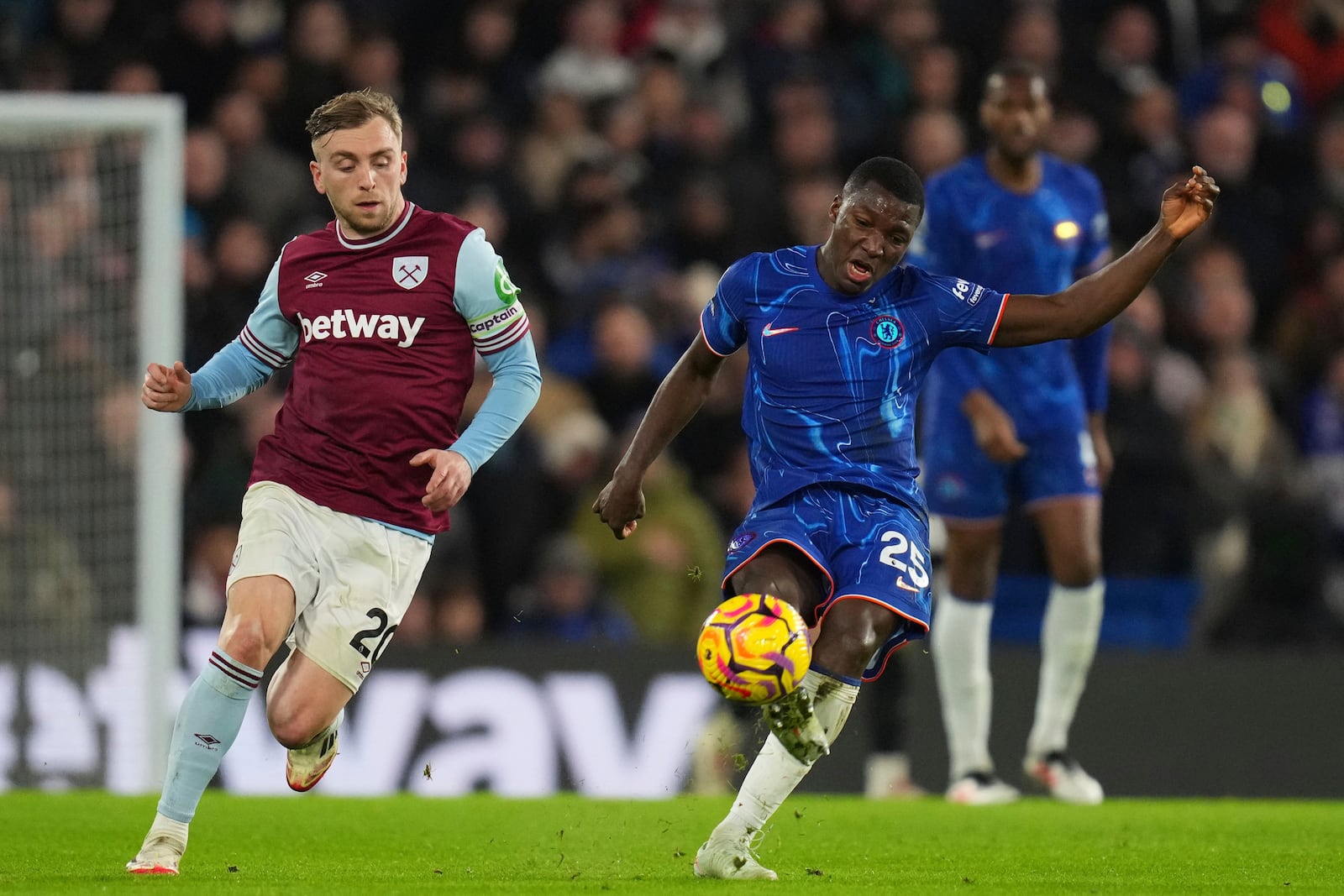 West Ham's Jarrod Bowen, left, and Chelsea's Moises Caicedo challenge for the ball during the English Premier League soccer match between Chelsea and West Ham United at Stamford Bridge stadium in London, Monday, Feb. 3, 2025. (AP Photo/Kirsty Wigglesworth)