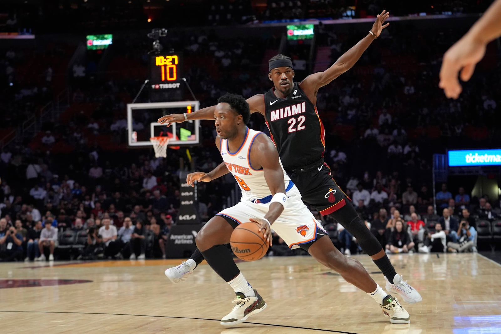 New York Knicks forward OG Anunoby (8) drives to the basket as Miami Heat forward Jimmy Butler (22) defends during the first half of an NBA basketball game, Wednesday, Oct. 30, 2024, in Miami. (AP Photo/Lynne Sladky)