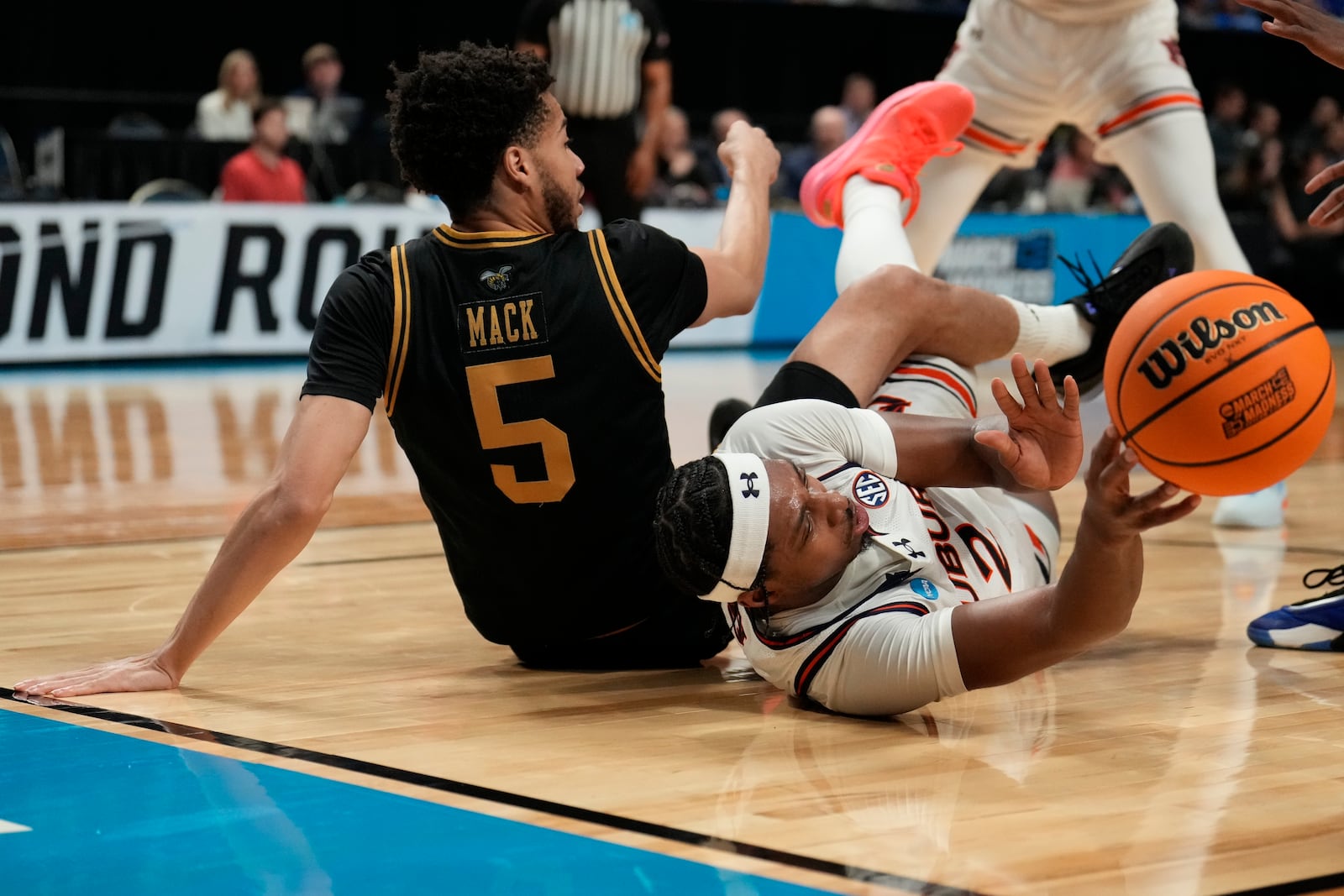 Auburn guard Denver Jones (2) passes the ball agaimnst Alabama State guard Tyler Mack (5) during the first half in the first round of the NCAA college basketball tournament, Thursday, March 20, 2025, in Lexington, Ky. (AP Photo/Brynn Anderson)