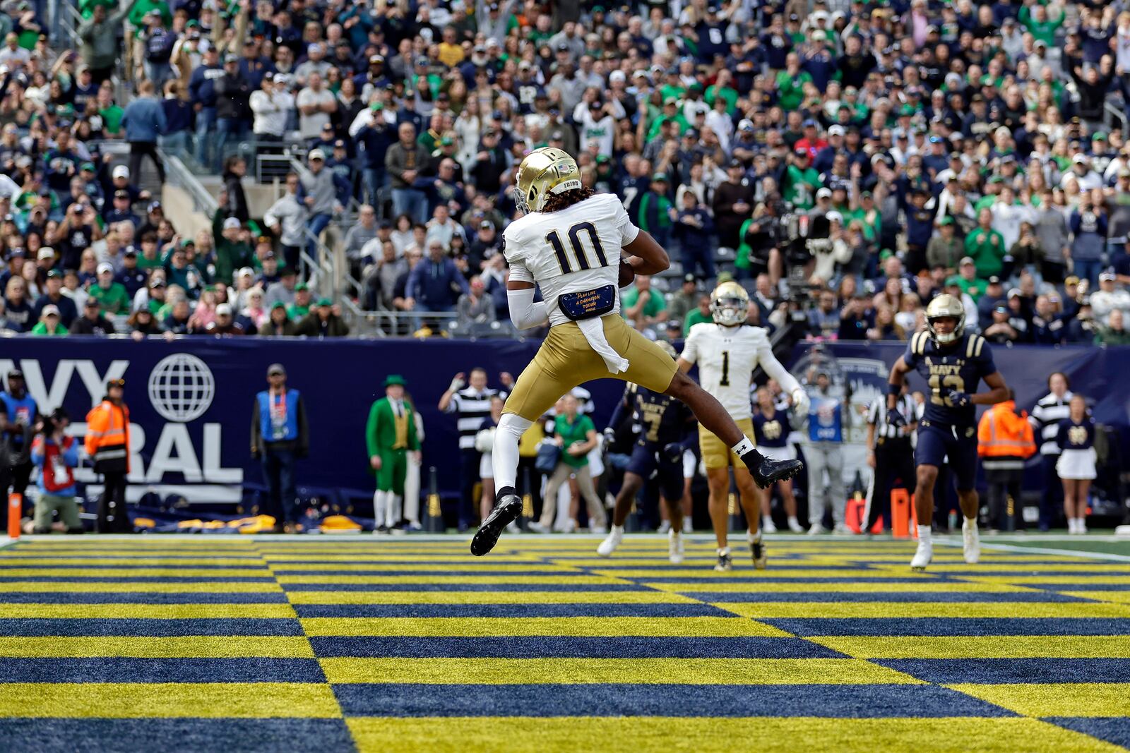 Notre Dame wide receiver Kris Mitchell (10) makes a touchdown catch during the first half of an NCAA college football game against Navy Saturday, Oct. 26, 2024, in East Rutherford, N.J. (AP Photo/Adam Hunger)