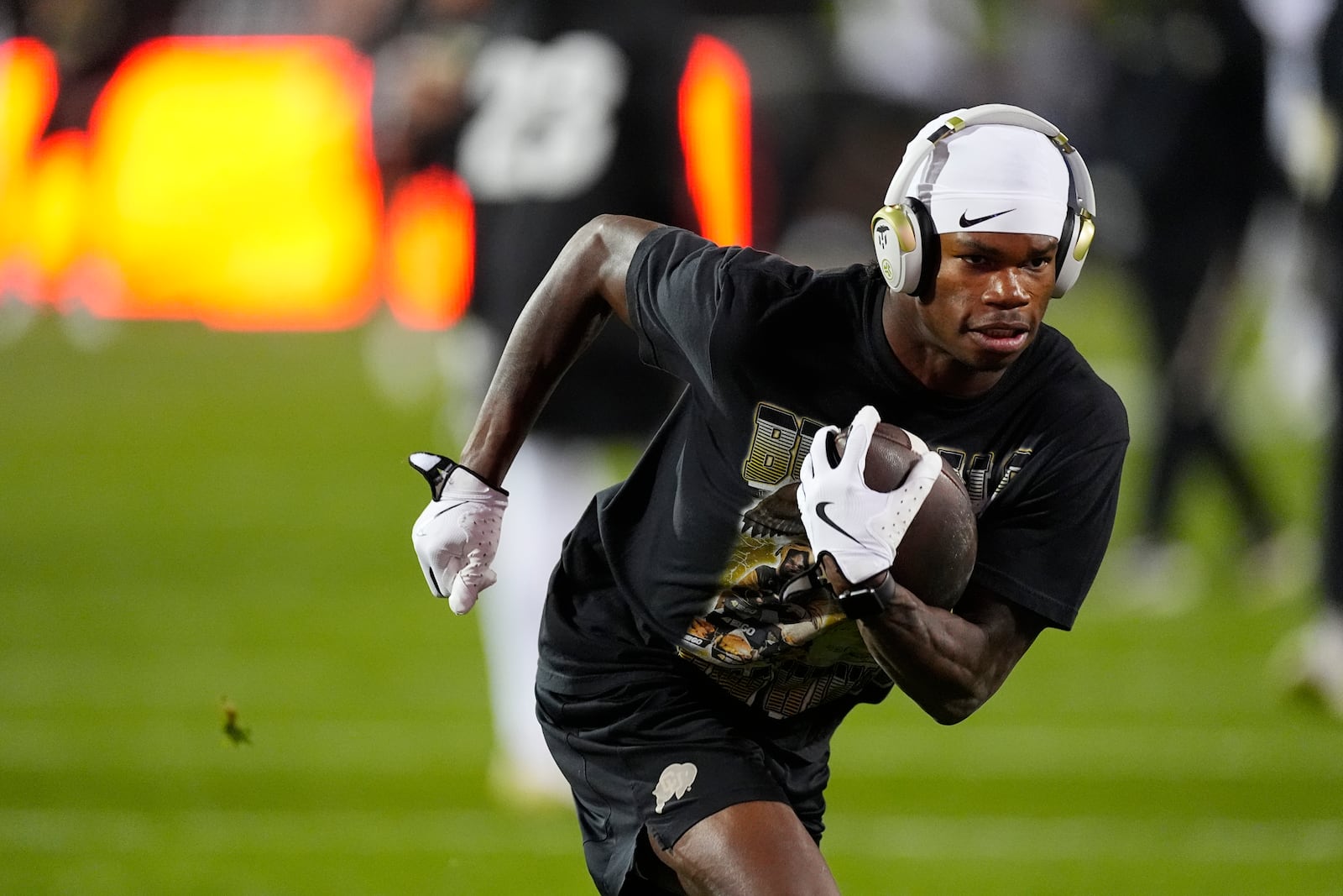 Colorado wide receiver Travis Hunter warms up before an NCAA college football game against Cincinnati, Saturday, Oct. 26, 2024, in Boulder, Colo. AP Photo/David Zalubowski)